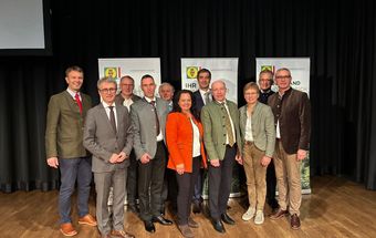 Ehrengäste am 58. OÖ Landeswaldbauerntag am 06.11.2025 v.l.: GF DI (FH) Andreas Hofbauer, DI Dr. Peter Mayer, Fö. Ing. Martin Exenberger, Mag. Matthias Granitzer, Johann Maier, ÖR LKR Johanna Haider, LKR Franz Kepplinger, Präsident OÖ Landtag Max Hiegelsberger, LK OÖ Vizepräsidentin Rosemarie Ferstl, Mag. Karl Dietachmair, LK OÖ Präsident Franz Waldenberger