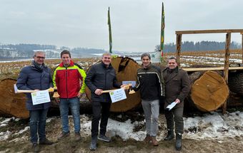 Präsident Mag. Franz Waldenberger, Waldhelfer Johannes Gruber, „Holzmoar“ Markus Raschhofer, Obmann Franz Kepplinger & Mag. Roland Hinterberger vom Waldverband OÖ Präsident Mag. Franz Waldenberger, Waldhelfer Johannes Gruber, „Holzmoar“ Markus Raschhofer, Obmann Franz Kepplinger & Mag. Roland Hinterberger vom Waldverband OÖ