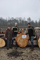 Obmann Franz Kepplinger und Obmann Stellvertreter Johann Maier prämierten WH Wienerroither Josef für den besten Durchschnittserlös der gelieferten Stämme.  